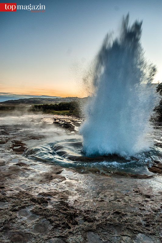 Heißes Wasser spritzt aus einem Geysir in Island Heißes Wasser spritzt aus einem Geysir in Island
