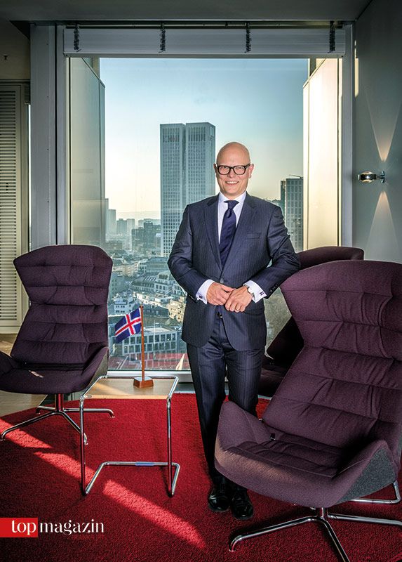 Honorarkonsul Dr. Uwe Säuberlich in seinem Büro und Konsulat in Frankfurt Honorarkonsul Dr. Uwe Säuberlich in seinem Büro und Konsulat in Frankfurt