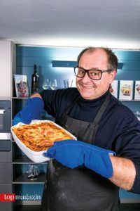 Stolz holt Markus Majowksi seine Thunfischlasagne aus dem Ofen.