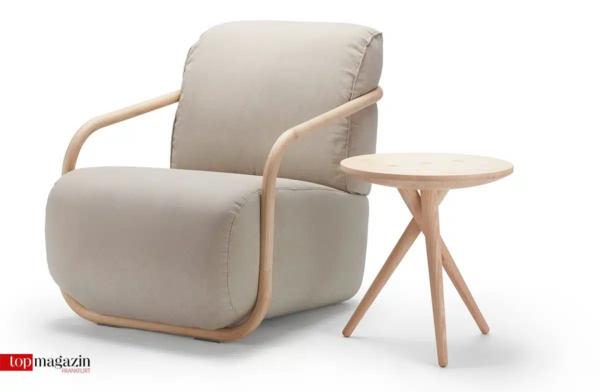 Kreuz und quer in Reih und-Glied - der Sessel 2001 und der Beistelltisch 1025 von Thonet