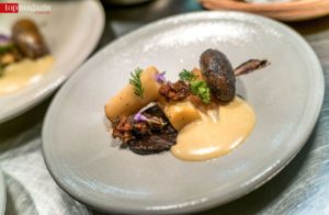Spargel an Schalotte, BBQ und Wildkräutern