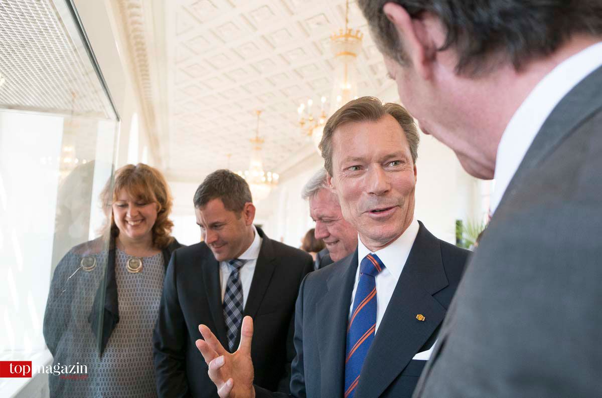 Prof. Dr. Klaus Eiler vom Hauptstaatsarchiv zeigt Henri von Luxemburg Exponate der Herzog-Adolph-Ausstellung, die eigens für einen Tag nach Schloss Biebrich geholt wurde.