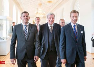 Wiesbadens OB Sven Gerich mit Ministerpräsident Volker Bouffier und S.K.H. Henri Großherzog von Luxemburg