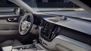 Der CX 60 kommt mit viel Leder. Navi, Radio usw. werden über einen Touchscreen in der Mittelkonsole dirigiert.