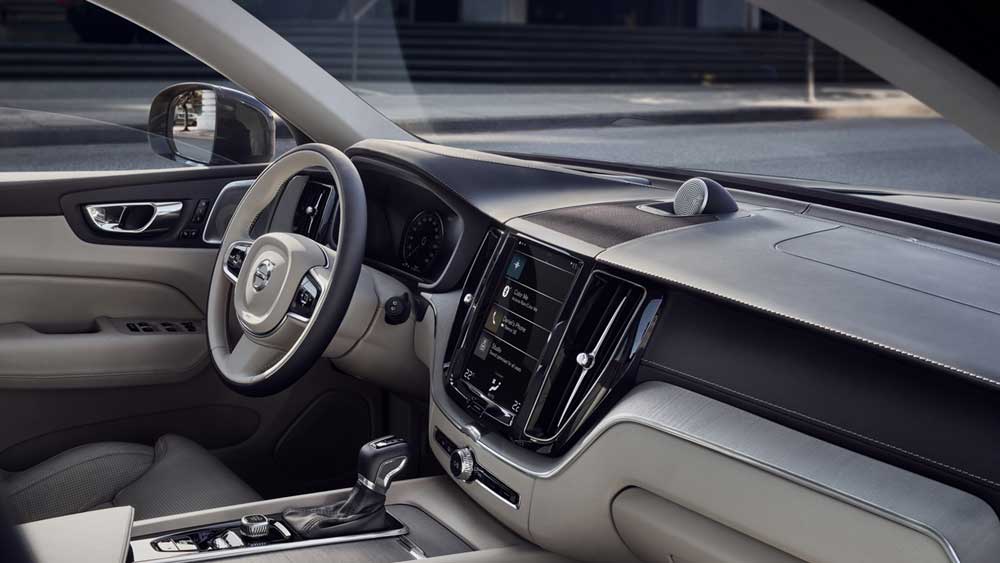 Der CX 60 kommt mit viel Leder. Navi, Radio usw. werden über einen Touchscreen in der Mittelkonsole dirigiert.