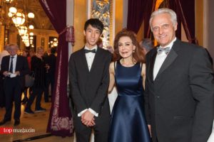 Der Gewinner des Pianistenpreises Eric Lu mit Maryam Maleki (International Piano Forum) und Bundesverkehrsminister a.D. Peter Ramsauer