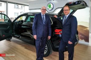 Frank Schäfer und Volkmar Junge vor dem neuen Skoda Kodiaq