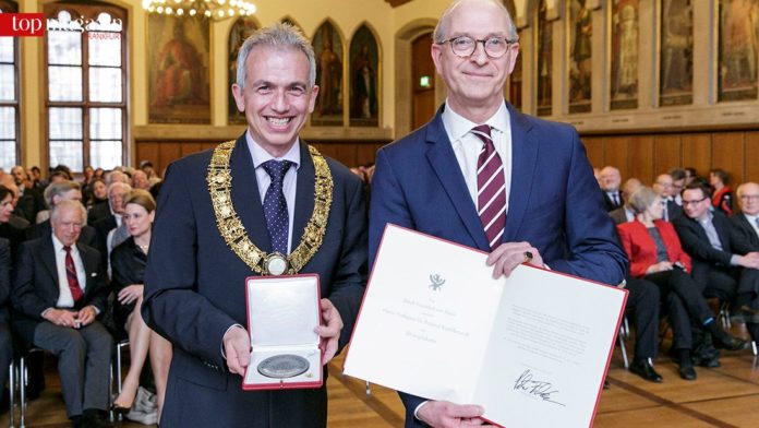 Oberbürgermeister Peter Feldmann mit Prof. Dr. Roland Kaehlbrandt