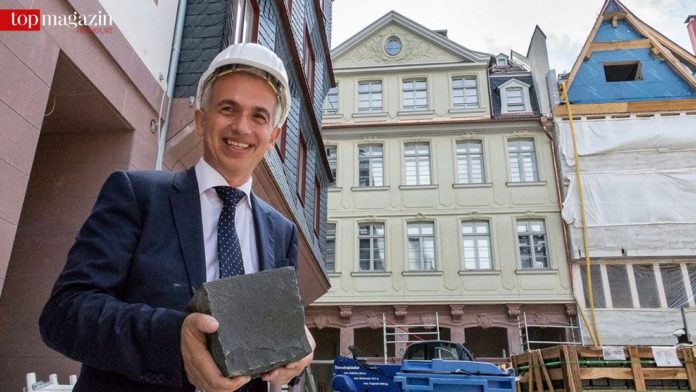 Oberbürgermeister Feldmann präsentiert das neue Altstadtpflaster.