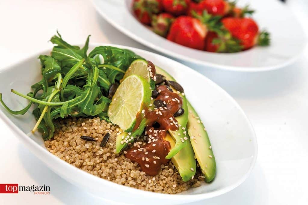 Quinoa, Avocado, Rucola und Miso Bowl