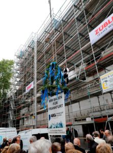 Zimmerer Christian Schirmer von der Firma Bös Holzbau GmbH spricht den Richtspruch für das Deutsche Romantik-Museum