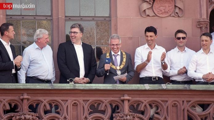 Die Führungsriege der Eintracht feiert mit Volker Bouffier und Peter Feldmann auf dem Römerbalkon.