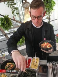 Hugh von Island Poké richtet Classic Ahi mit Gelbflossenthunfisch an.