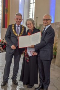 OB Peter Feldmann, Preisträgerin Margaret Atwood und Heinrich Riethmüller, Vorstand des Börsenvereins (Foto Werner Gabriel) OB Peter Feldmann, Preisträgerin Margaret Atwood und Heinrich Riethmüller, Vorstand des Börsenvereins (Foto Werner Gabriel)