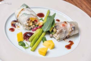Vietnamesische Herbstrolle mit Hoisin- und Kokossauce