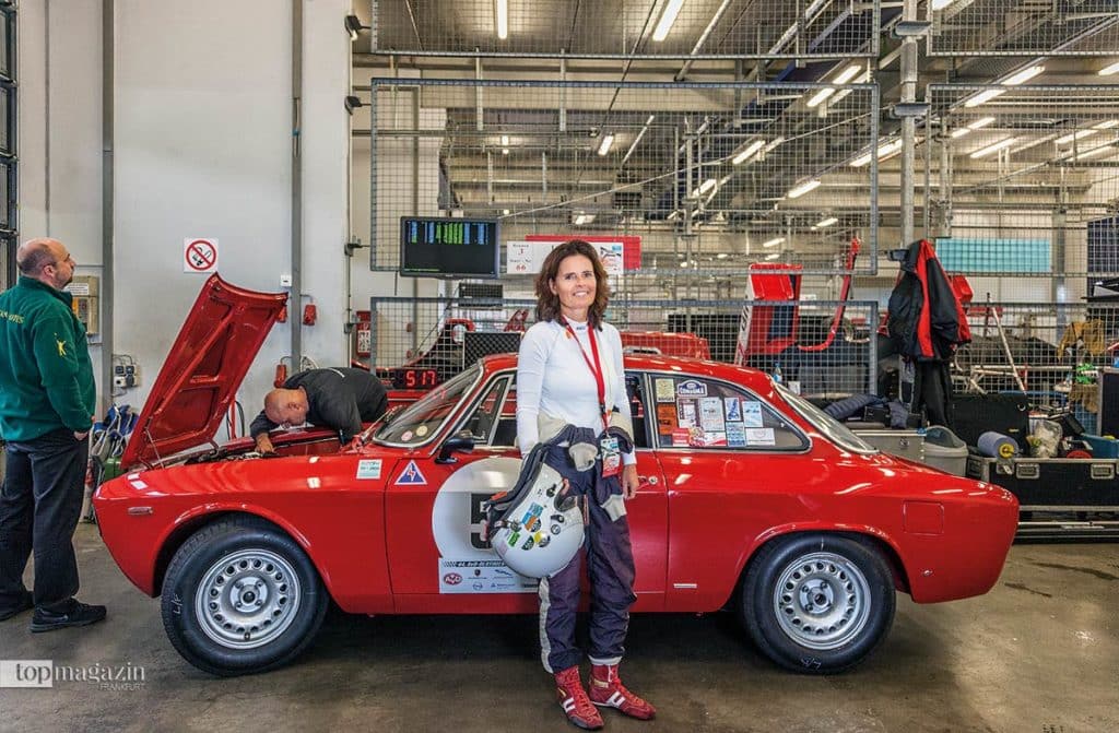 Nicola Charlotte Gräfin von Dönhoff vor ihrem Alfa Romeo Giula Sprint GTA Nicola Charlotte Gräfin von Dönhoff vor ihrem Alfa Romeo Giula Sprint GTA