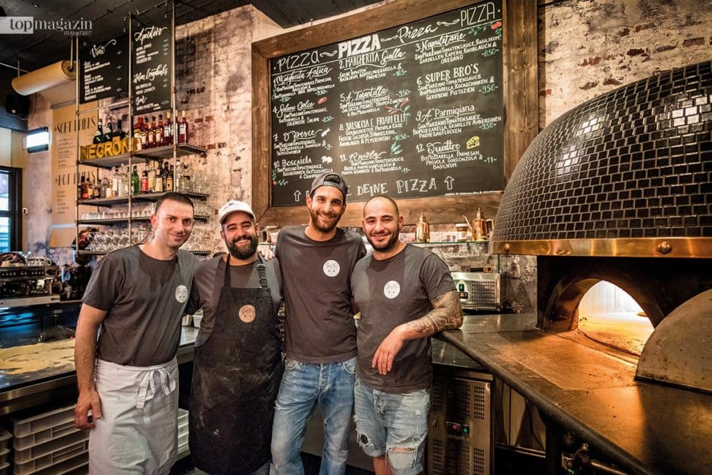 Super Bro's - Salvatore Chisari, Giuseppe Niceforo, Giovanni Martilotti und Valentino Mazzella Super Bro's - Salvatore Chisari, Giuseppe Niceforo, Giovanni Martilotti und Valentino Mazzella