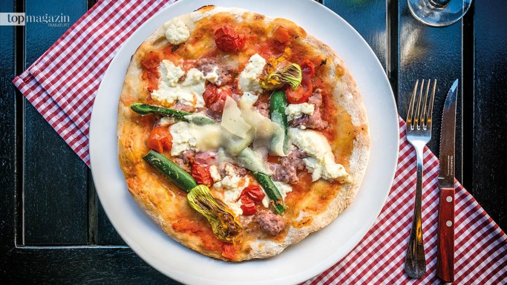 Pizza „Nonno Beppo“ mit frischer Salsiccia, Zucchiniblüten und Frischkäse bei „Scialpi“ Pizza „Nonno Beppo“ mit frischer Salsiccia, Zucchiniblüten und Frischkäse bei „Scialpi“