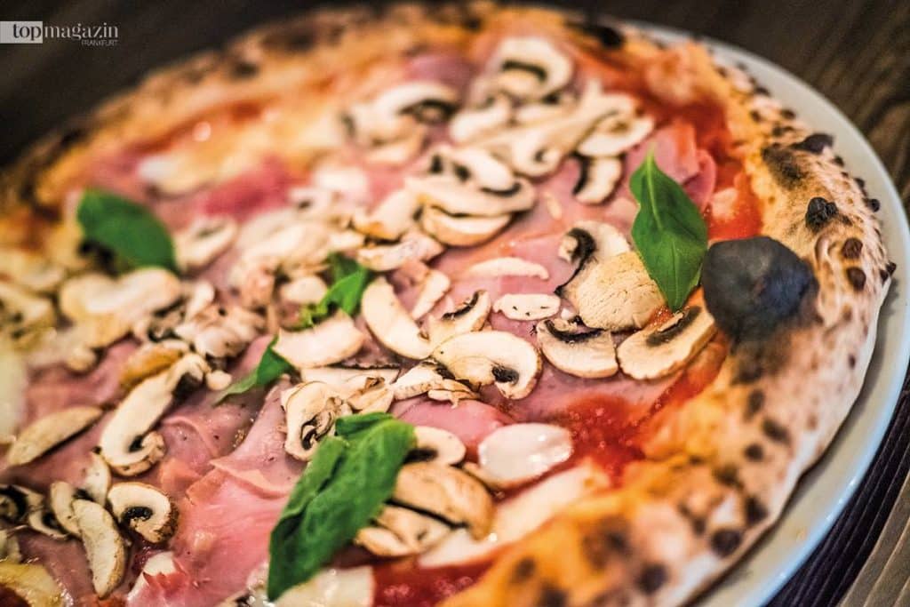 „When a moon hits your eye like a big pizza pie, that’s amore“ „When a moon hits your eye like a big pizza pie, that’s amore“