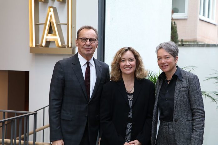 Dr. Nikolaus Hensel, Ellen Harrington, Dr. Ina Hartwig (Foto Jonas Ebling)