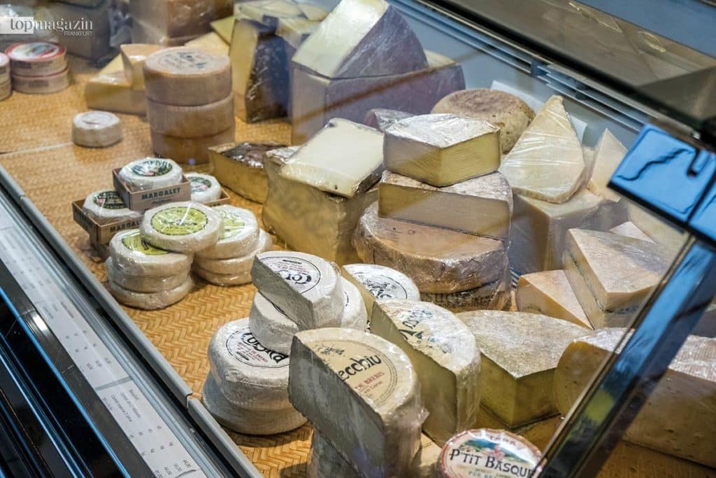 Käse, so weit das Auge reicht - in der Auslage von Käse-Thomas Käse, so weit das Auge reicht - in der Auslage von Käse-Thomas