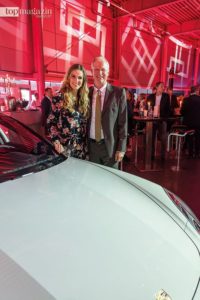Moderatorin Eve Scheer mit Porsche-Deutschlandchef Jens Puttfarcken