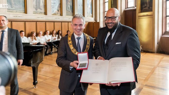 Oberbürgermeister Peter Feldmann überreicht Moses Pelham die Goethe-Plakette.