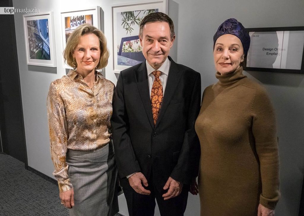 Petra Becker (International Art Bridge) mit dem Generalkonsul der Schweiz Dr. Urs Hammer und dessen Ehefrau Raffaela Zenoni Petra Becker (International Art Bridge) mit dem Generalkonsul der Schweiz Dr. Urs Hammer und dessen Ehefrau Raffaela Zenoni