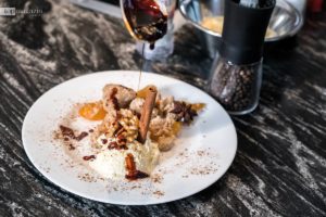 Aprikosen-Crumble mit Vanille-Eis und Walnüssen Aprikosen-Crumble mit Vanille-Eis und Walnüssen