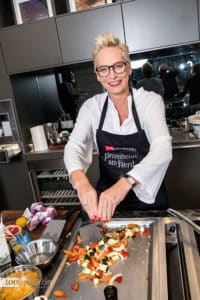 Bärbel Schäfer beim Zubereiten des Grillgemüses für die Hauptspeise Bärbel Schäfer beim Zubereiten des Grillgemüses für die Hauptspeise