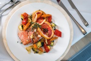 Bärbel Schäfers Winterlich gewürzter Lachs auf Gemüsebett Bärbel Schäfers Winterlich gewürzter Lachs auf Gemüsebett