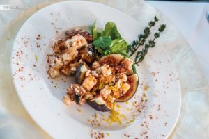 Chili-Honig-Schaftskäse an frischen Feigen