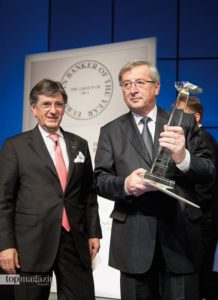 2009 - Dr. Nader Maleki verleiht Jean-Claude Juncker die Auszeichnung 'Banker of the Year'. 2009 - Dr. Nader Maleki verleiht Jean-Claude Juncker die Auszeichnung 'Banker of the Year'.