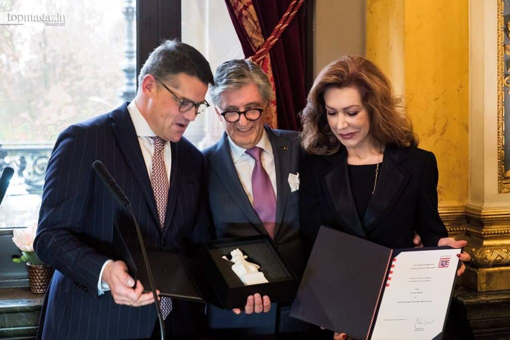 Boris Rhein, Hessens Minister für Wissenschaft und Kunst, verleiht Dr. Nader Maleki die 'Ehrenurkunde für Kunst und Kultur' Boris Rhein, Hessens Minister für Wissenschaft und Kunst, verleiht Dr. Nader Maleki die 'Ehrenurkunde für Kunst und Kultur'