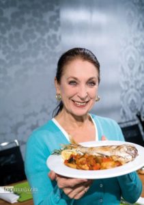 Daniela Ziegler präsentiert den Hauptgang - Dorade mit Ratatouille Daniela Ziegler präsentiert den Hauptgang - Dorade mit Ratatouille