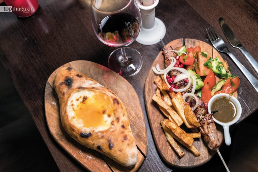 Georgische Spezialitäten - Khachapuri, überbackenes Käsebrot mir Ei und Schaschlik vom Kalb Georgische Spezialitäten - Khachapuri, überbackenes Käsebrot mir Ei und Schaschlik vom Kalb