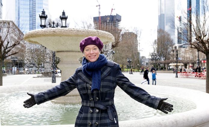 Ina Hartwig eröffnet die Brunnensaison am Alten Schalenbrunnen auf dem Opernplatz (Foto Stefanie Kösling)