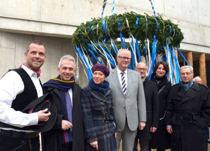 Richtfest für den Erweiterungsbau des Jüdischen Museums: Bauunternehmer Anton Schick, Oberbürgermeister Peter Feldmann, Kulturdezernentin Ina Hartwig, der hessische Finanzminister Thomas Schäfer, Architekt Per Pedersen, die Direktorin des Jüdischen Museums Frankfurt, Mirjam Wenzel, und der Vorsitzenden der Jüdischen Gemeinde Frankfurt, Salomon Korn (Foto Kammerer)