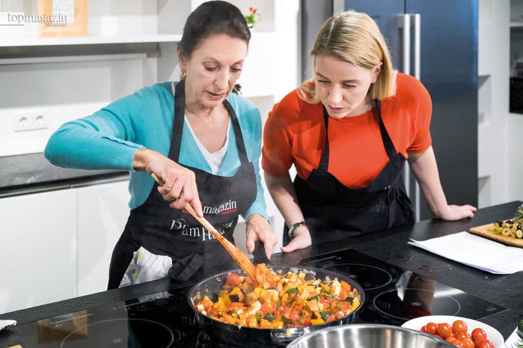 Schauspielerin Daniela Ziegler und Top Magazin-Redakteurin Annika John bereiten das Ratatouille zu. Schauspielerin Daniela Ziegler und Top Magazin-Redakteurin Annika John bereiten das Ratatouille zu.