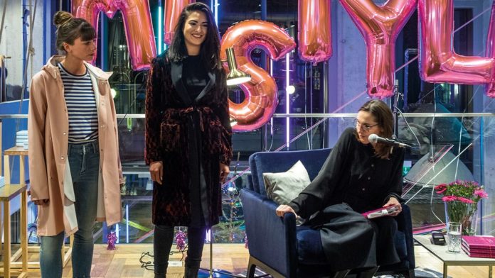 Zwei Models präsentieren die Looks von Annette Weber im Listener