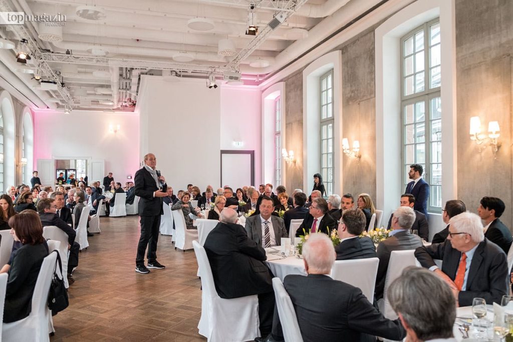 Eintracht-Präsident Peter Fischer bei seiner Laudatio während des inoffziellen Teils Eintracht-Präsident Peter Fischer bei seiner Laudatio während des inoffziellen Teils