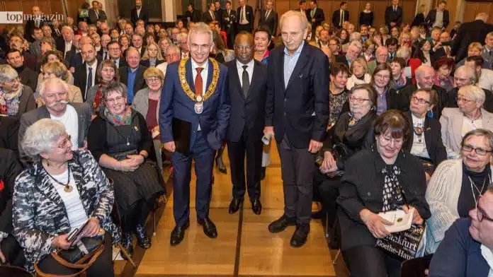 Oberbürgermeister Peter Feldmann begleitet von Manuel Adao Domingos, Doyen des Konsularischen Korps, und Umweltforscher Dr. Thomas Kluge