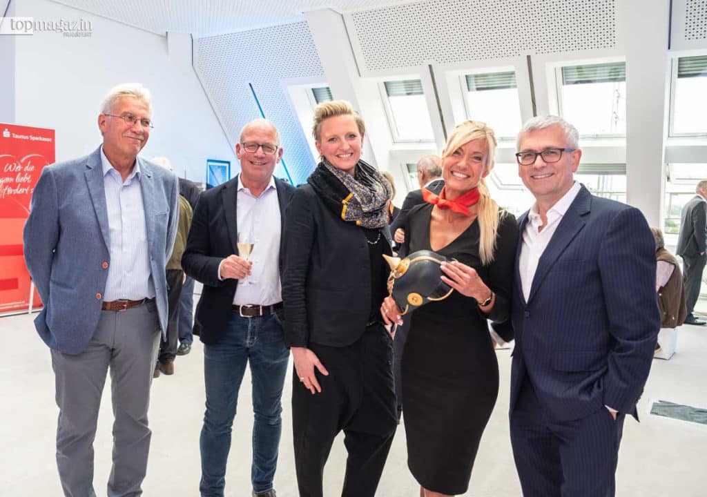 Peter Löw (Willy A. Löw AG), Eberhard Schmidt-Gronenberg (Modehaus Hallbach), Julia Fuhl (Kemper Kommunikation), Yvonne Velten (Taunus Sparkasse) und Taunus-Sparkassen Oliver Klink (Vorstandsvorsitzender Taunussparkasse)
