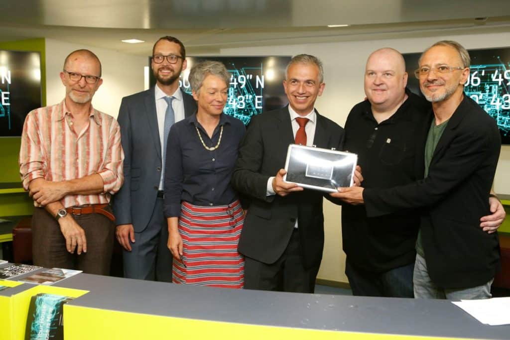 Schlüsselübergabe an die Friends of MOMEM: Stadtrat Stefan Majer, Stadtrat Jan Schneider, Stadträtin Ina Hartwig, Oberbürgermeister Peter Feldmann, DJ Andreas Tomalla und der Vorsitzende des Friends of MOMEM e.V., Alex Azary, (Foto: Maik Reuß) Schlüsselübergabe an die Friends of MOMEM: Stadtrat Stefan Majer, Stadtrat Jan Schneider, Stadträtin Ina Hartwig, Oberbürgermeister Peter Feldmann, DJ Andreas Tomalla und der Vorsitzende des Friends of MOMEM e.V., Alex Azary, (Foto: Maik Reuß)