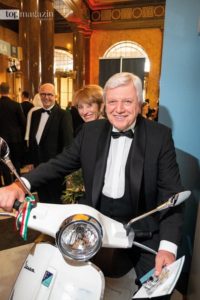 Ab auf die Vespa - Der Hessische Ministerpräsident Volker Bouffier mit Ehefrau Ursula
