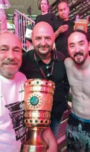 Auch DJ-Ikone Steve Aoki feierte mit Eintracht- Präsident Peter Fischer und World Club Dome-Macher Bernd Breiter den DFB-Pokalsieg.