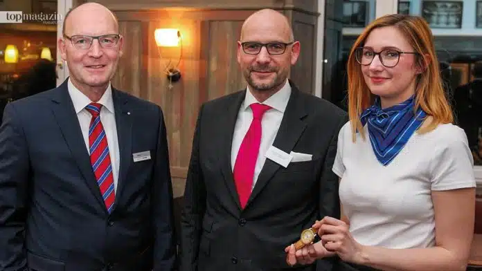 Bank Schilling-Vorstandsmitglied Matthias Busch, Bank Schilling Frankfurt-Direktor Stephan Bernhardt und Uhrenexpertin Antonia Bechmann (Bonhams London)