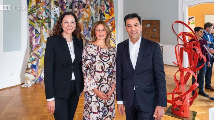 Dr. Ruth Polleit Riechert (RPR Art) mit Hausherrin Marjan Golchin Nik (Villa Adelheidswert) und Georg Petras (Engel & Völkers Hochtaunus)