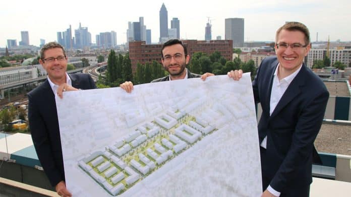 Peter Klarmann, Mike Josef und Ralf Werner präsentieren die Planung für das Schönhof-Viertel in Bockenheim (Foto Sabine Antonius)