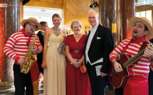 Umrahmt vom italienischen Duo Vociblu - VDP-Ehrenpräsident Michael Prinz zu Salm-Salm mit Gattin Philippa und Theresia Olkus Umrahmt vom italienischen Duo Vociblu - VDP-Ehrenpräsident Michael Prinz zu Salm-Salm mit Gattin Philippa und Theresia Olkus
